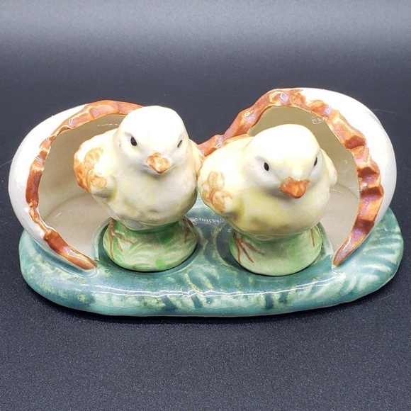 Ceramic Hatched Twin Chicks Single Egg Vintage Salt & Pepper Shaker Set - Picture 1 of 16